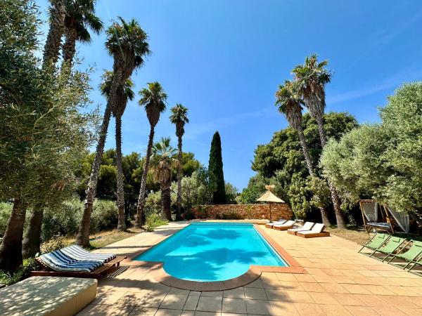 Villa Esden & adjoined outbuilding - Sea view, swimming pool, air conditioning, absolute calm, 5000 m2 land, Забронировать  Отели Calanques National Park с парковкой, Парковка