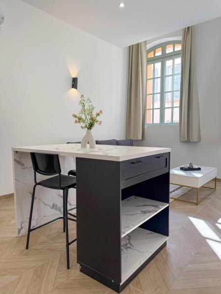 T2 luxe 100m Port 2Toulon Clim Wifi fibre SmartTV, Забронировать  Отели Var coast с парковкой, Парковка