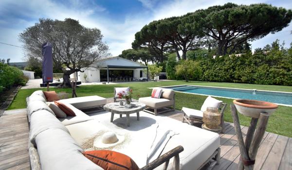 Villa Bacchus Ramatuelle, piscine, plage 800m, Забронировать  Отели Сен-Тропе залива с парковкой, Парковка