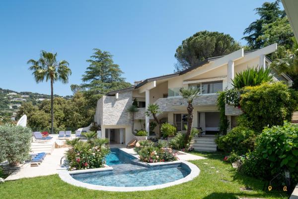 Villa Prestige Hammam & Piscine, Забронировать  Отели Приморских Альпы с парковкой, Парковка