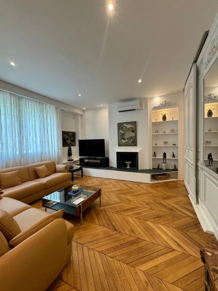 Luxurious 2 bedroom apartment, located in Avenue George V, Забронировать Апартаменты/квартира Отели Парижа с парковкой, рядом с Эйфелева башня‎, Парковка
