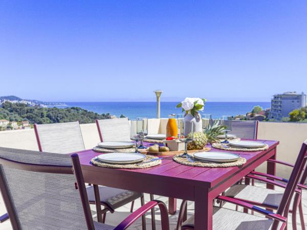 Holiday Home Villa la Bergerie by Interhome, Забронировать  Отели Ниццы с парковкой, Парковка