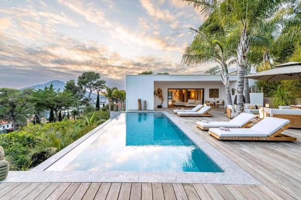 Contemporary Villa With Hillside Views, Забронировать  Отели Var coast с парковкой, Парковка