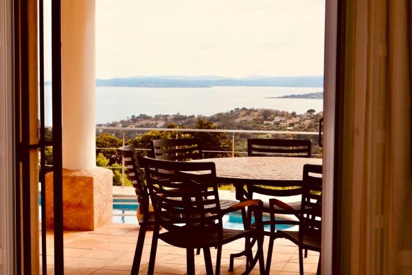 Villa Luxe avec Vue sur Saint-Tropez, Roquebrune, Забронировать  Отели Hautes-Alpes с парковкой, Парковка