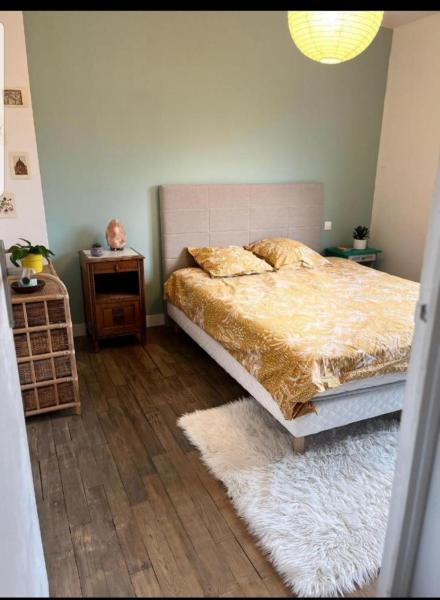 Chambre double chez l\habitant proche du circuit, Забронировать  Отели Ле-Ман с парковкой, Парковка