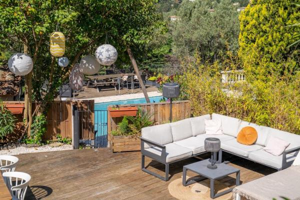 Villa - Piscine partagée dans résidence privée - Proche Cannes, Забронировать  Отели Софиа-Антиполиса с парковкой, Парковка
