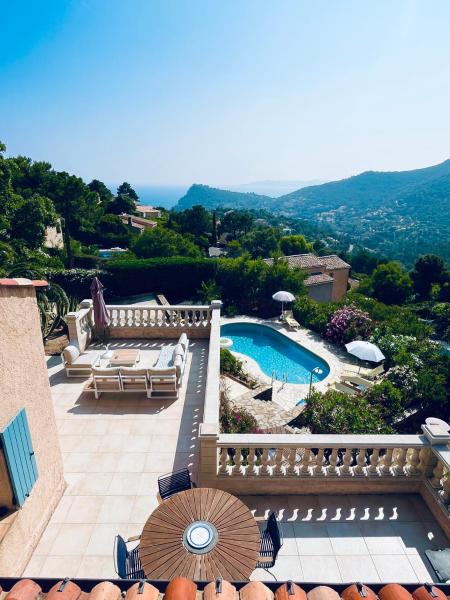 Stunning Villa with Pool, Sea View & Petanque in Golfe Saint Tropez, Забронировать  Отели Mimosa Road с парковкой, Парковка
