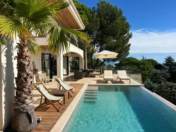 Luxury Villa With Sea View Over Monaco, Забронировать  Отели Монако и окрестностей с парковкой, Парковка