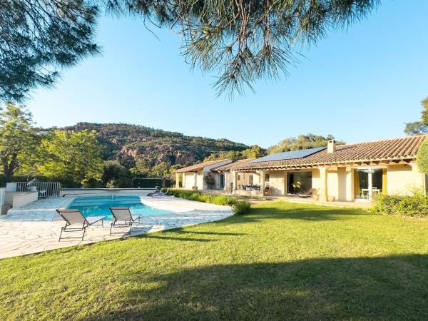 Exclusive Authentic Riviera Villa - Private Pool, Pétanque Court, Panoramic Mediterranean Sea & Estérel Mountain Views, Забронировать  Отели Mimosa Road с парковкой, Парковка