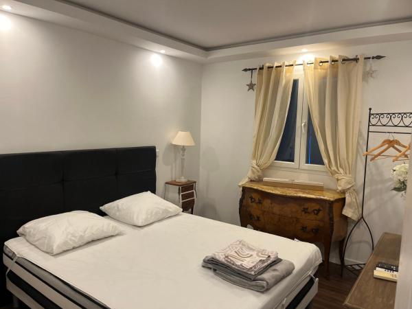 Villa Bagnols en forêt, Забронировать  Отели Hautes-Alpes с парковкой, Парковка