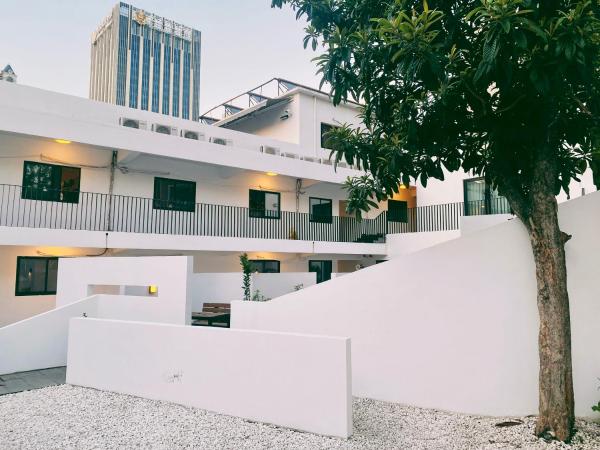 Hidden Garden Youth Hostel -Oriental Pearl &Lujiazui -Garden Social Area -Bar -Café -Free Laundry Luggage Storage -24H Front Desk -English Service
