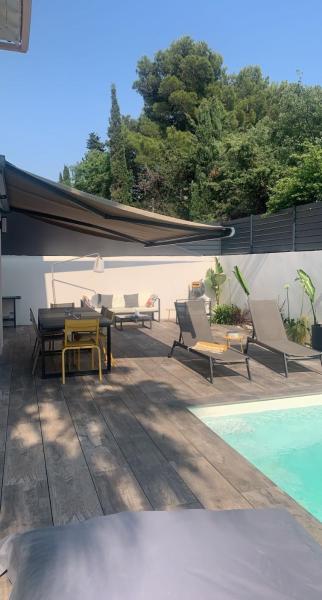 Villa avec piscine proche mer et colline, Забронировать  Отели Буш-дю-Рон с парковкой, Парковка