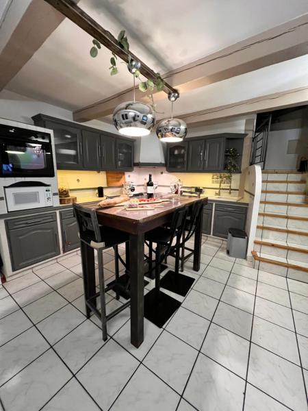 Charmante Maison de Village avec Terrasse, Забронировать  Отели Олонзак с парковкой, Парковка