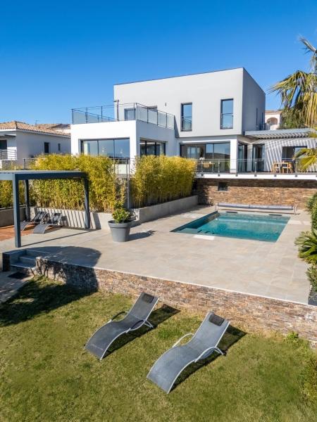 Luxueuse Villa pour huit personnes, piscine et vue sur le Golf, Забронировать  Жувиньяк Лангедок-Руссильона