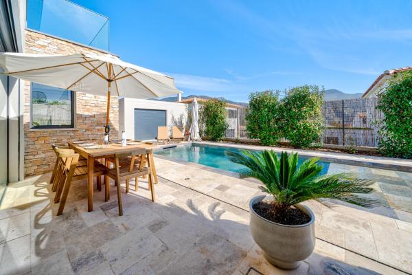 Villa Moderne avec Piscine Privée - Proche de Nice, Забронировать  Отели Приморских Альпы с парковкой, Парковка