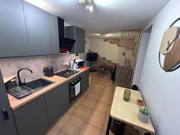 T2 au cœur de Valbonne Village, Забронировать  Отели Софиа-Антиполиса с парковкой, Парковка