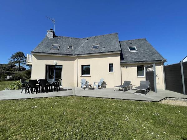 Villa à 50m de la plage avec jardin, WIFI à TREGASTEL - Réf 138, Забронировать  Отели в центре Трегастели, в центре, Парковка