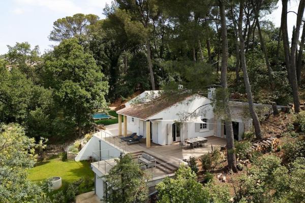 Villa La Pinède, Забронировать  Отели Буш-дю-Рон с парковкой, Парковка