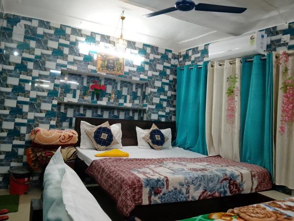 Luv Kush Homestay Ayodhya call now- 75659-24844, Забронировать  Отели Айодхья с парковкой, рядом с Babri Masjid, Парковка