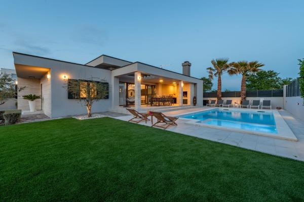 Villa Lorena Dalmacija ZadarVillas, Забронировать  Отели в центре Нин, в центре, Парковка