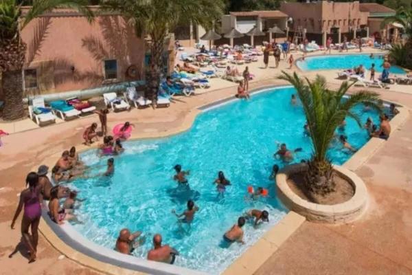 ZEcamping 4 étoiles parc aquatique hammam et restaurant, Забронировать  Отели Var coast с бассейном, Бассейн