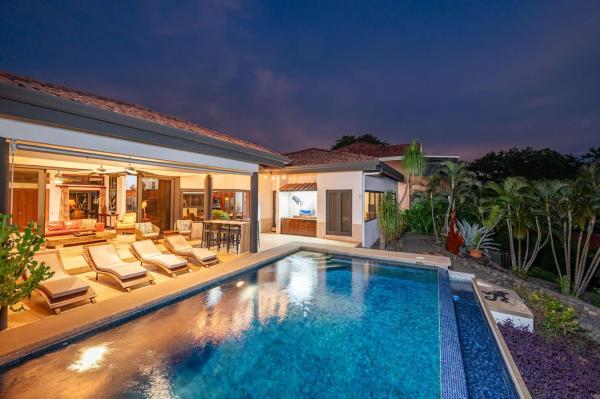 Casa Buena Vista Hillside Sunset Villa W Pool, Забронировать  Отели Коко с парковкой, Парковка