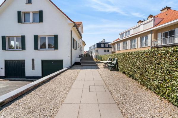 Villa Maria Villa aan zee met privé parking 8p, Забронировать  Отели Ньивпорт с парковкой, Парковка
