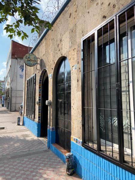Hostal La Loteria, Забронировать  Отели Гвадалахары с парковкой, рядом с Киноконцертный зал Cineforo Гвадалахарского университета, Парковка