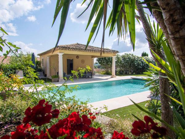 Villa Syracuse - Chambre privée avec piscine et jardin, Забронировать  Отели Сен-Тропе залива с парковкой, Парковка