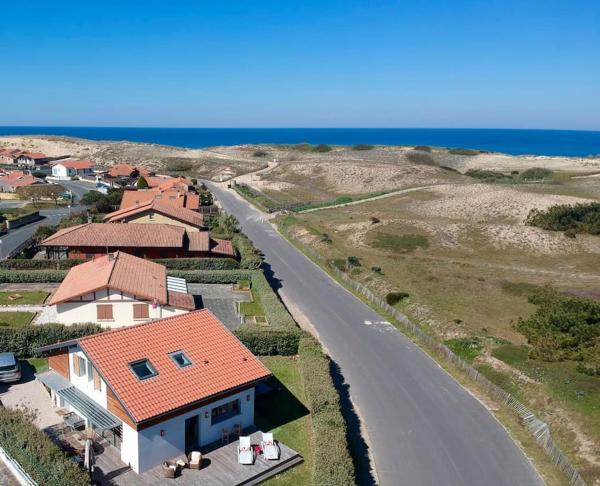 Modern Beach Villa 150m from the Atlantic surf, Забронировать  Отели Капбретон с парковкой, Парковка
