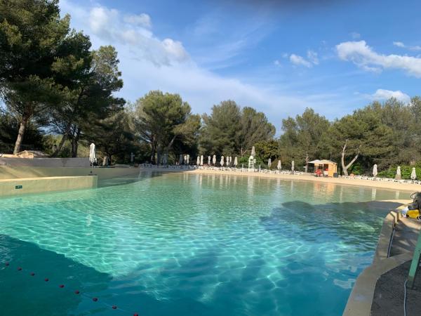 Appartement domaine du golf Pont Royal Provence avec PARC AQUATIQUE compris, Забронировать  Отели Буш-дю-Рон с парковкой, Парковка