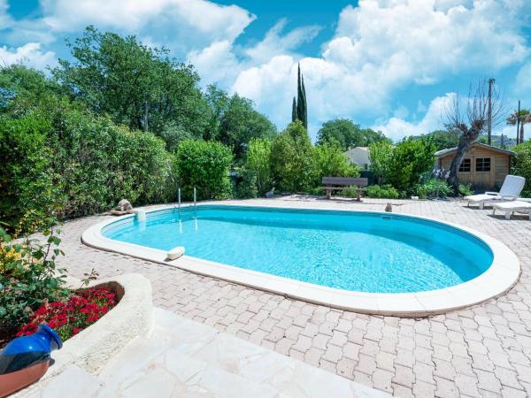 Villa in Taradeau near Vineyards & Beaches, Забронировать  Отели Hautes-Alpes с парковкой, Парковка