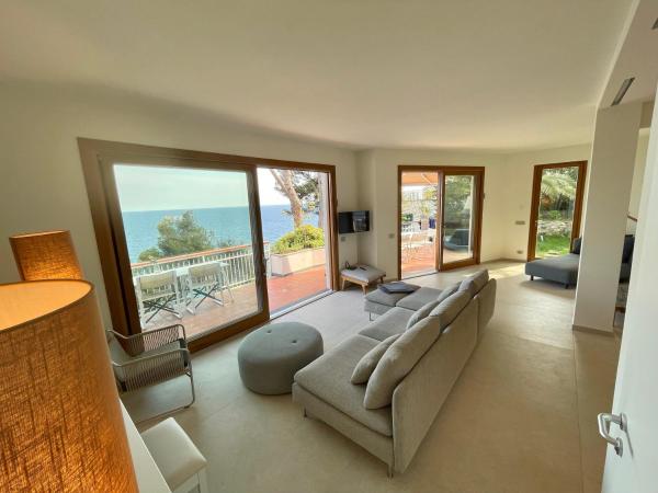 Villa Cokkinis fronte mare con ampio giardino, Забронировать  Варацце Ривьера-делле-Пальме