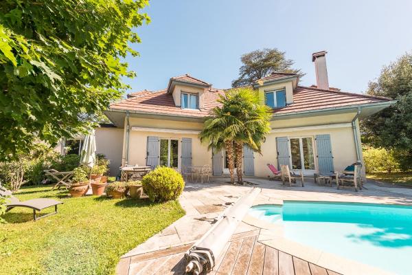 Villa Enfance - Piscine privée et proche Lac d\Annecy, Забронировать  Отели Озера Анси с бассейном, Бассейн