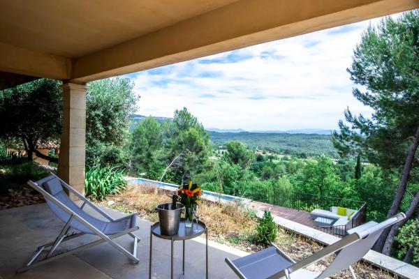 Independent Panoramic Studio with Pool - Le Tholonet, Забронировать  Отели Буш-дю-Рон с парковкой, Парковка