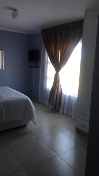 Dzuni Guesthouse, Забронировать  Йоханнесбург Гаутенг