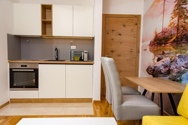 Apartmani Kamavu, Забронировать  Отели Яхорина с парковкой, Парковка
