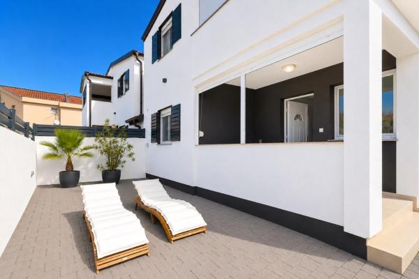 Apartments ROSINI, 300m from the beach with shared tavern and bikes, Nin, Забронировать  Нин Задарская жупания