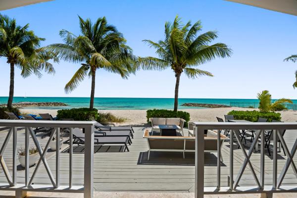 White House - Exclusive Luxury Beachfront Villa - Private White Sand Beach, Забронировать  Нассау New Providence