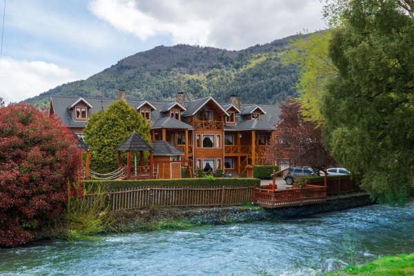 Cabañas centricas Rotui Patagonia Group, Забронировать  Отели Сан-Мартин-де-лос-Андес с парковкой, Парковка