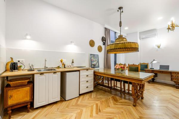 Tourist Heaven - Rustaveli McDonalds Apartment, Забронировать Апартаменты/квартира Тбилиси Регион Тбилиси