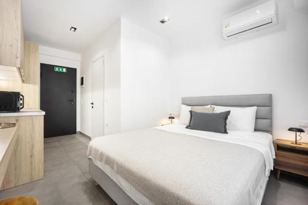 Spacious Studio Syntagma l Worn Building Entrance