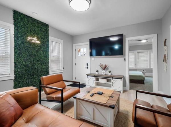 Amazing Boho Oasis Apartment in Ohio City, 预订  Ohio City 俄亥俄州