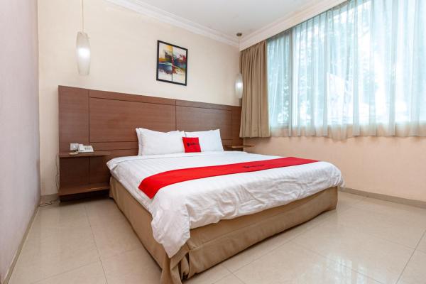 RedDoorz Premium at Hotel Ratu Residence