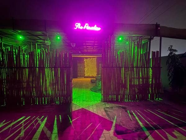 The Paradise farm stay, Забронировать  Отели штата Уттар-Прадеша с парковкой, Парковка