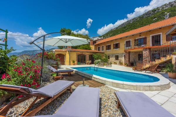 Villa Natalia, Забронировать  Отели Приморско-Горанской жупания с бассейном, Бассейн
