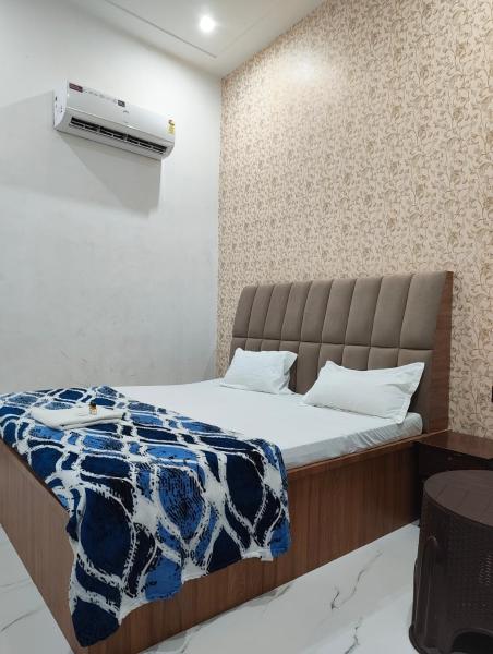 Hotel Town Inn Near Railway Station Mathura, Забронировать  Матхура штат Уттар-Прадеш, рядом с Железнодорожная станция Матхура