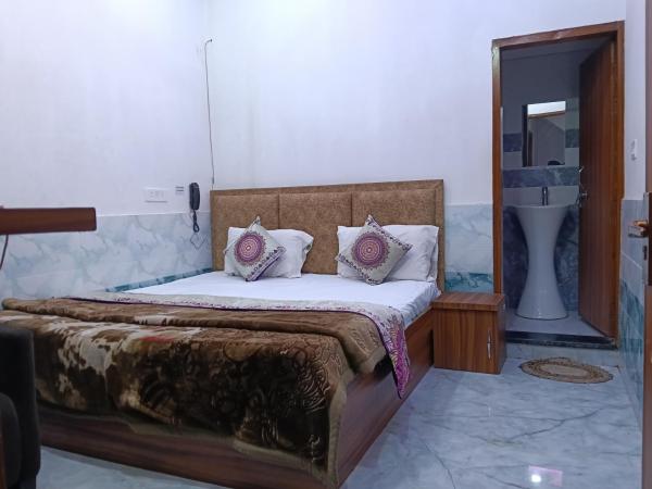 Shree Girraj Dham Vrindavan, Забронировать  Chhatikara штат Уттар-Прадеш