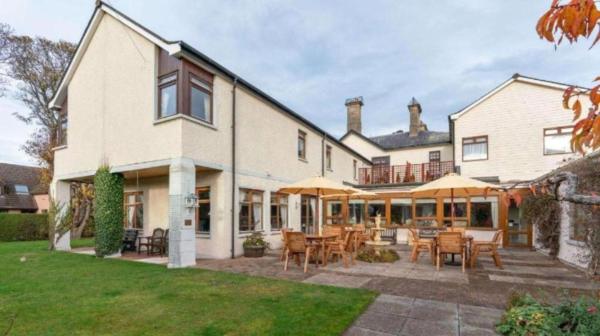 Westend Hotel & Bar, Забронировать  Отели Moray Firth с парковкой, Парковка