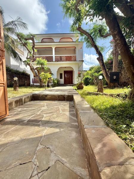 Villa Joy, Забронировать  Отели Mombasa North Coast с парковкой, Парковка